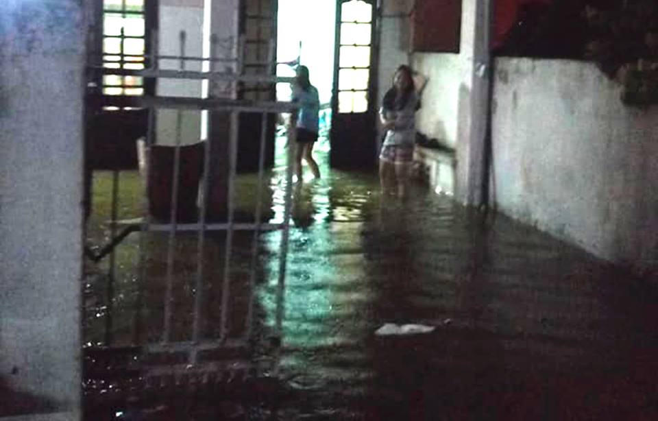 Sau mưa lớn, cả khu dân cư ở Đà Nẵng ngập trong nước 