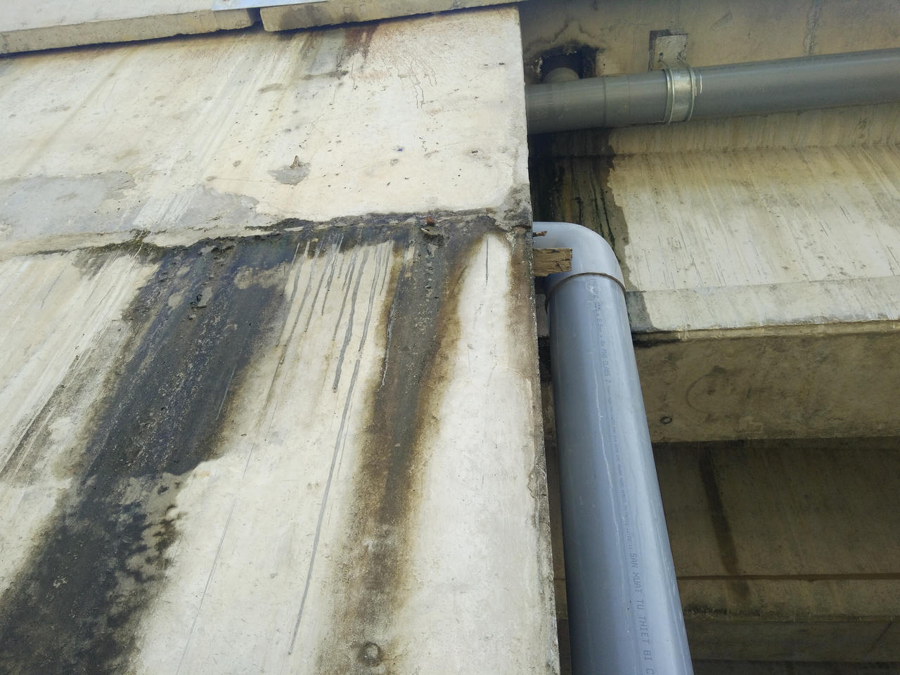 Cao tốc Đà Nẵng - Quảng Ngãi lại xảy ra thấm nước dưới cầu và hầm chui