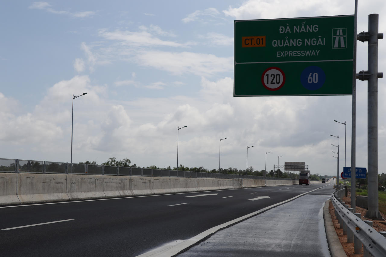 Lại thêm cầu chui cao tốc nghìn tỷ Đà Nẵng- Quảng Ngãi bị thấm nước