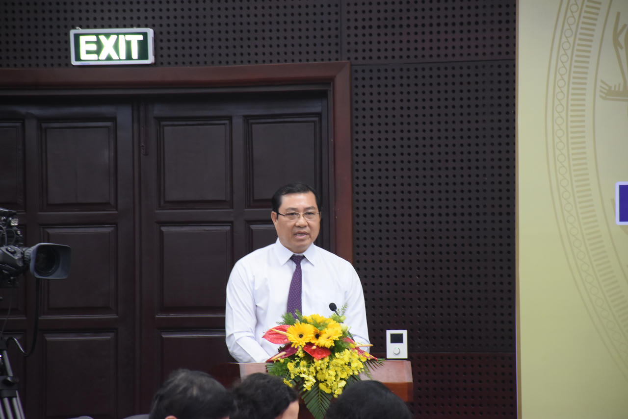 Chủ tịch Đà Nẵng trực tiếp tới bến xe, bức xúc ghi cảnh xe dù bát nháo