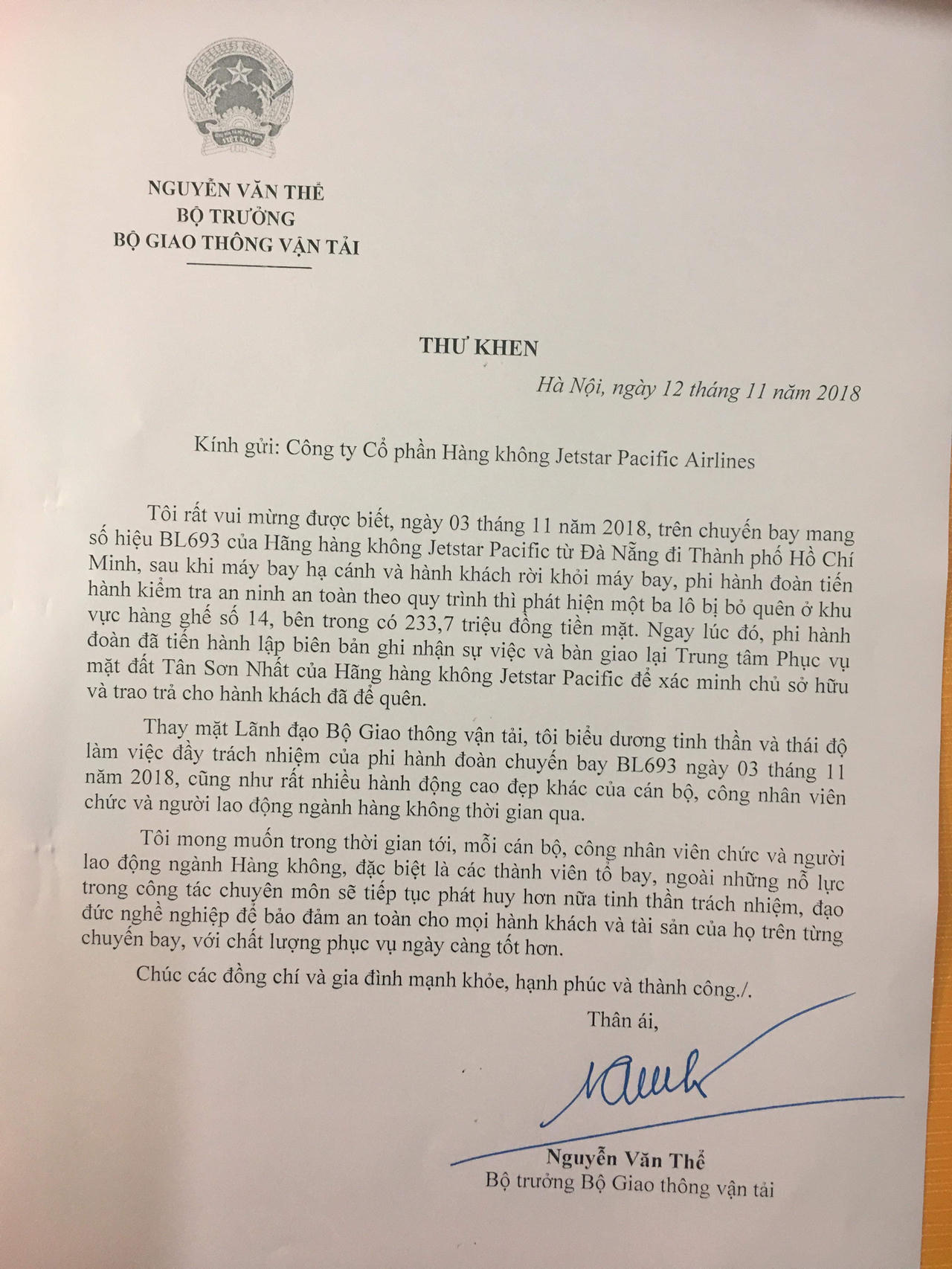 Tiếp viên hàng không trao trả 230 triệu đồng khách bỏ quên 