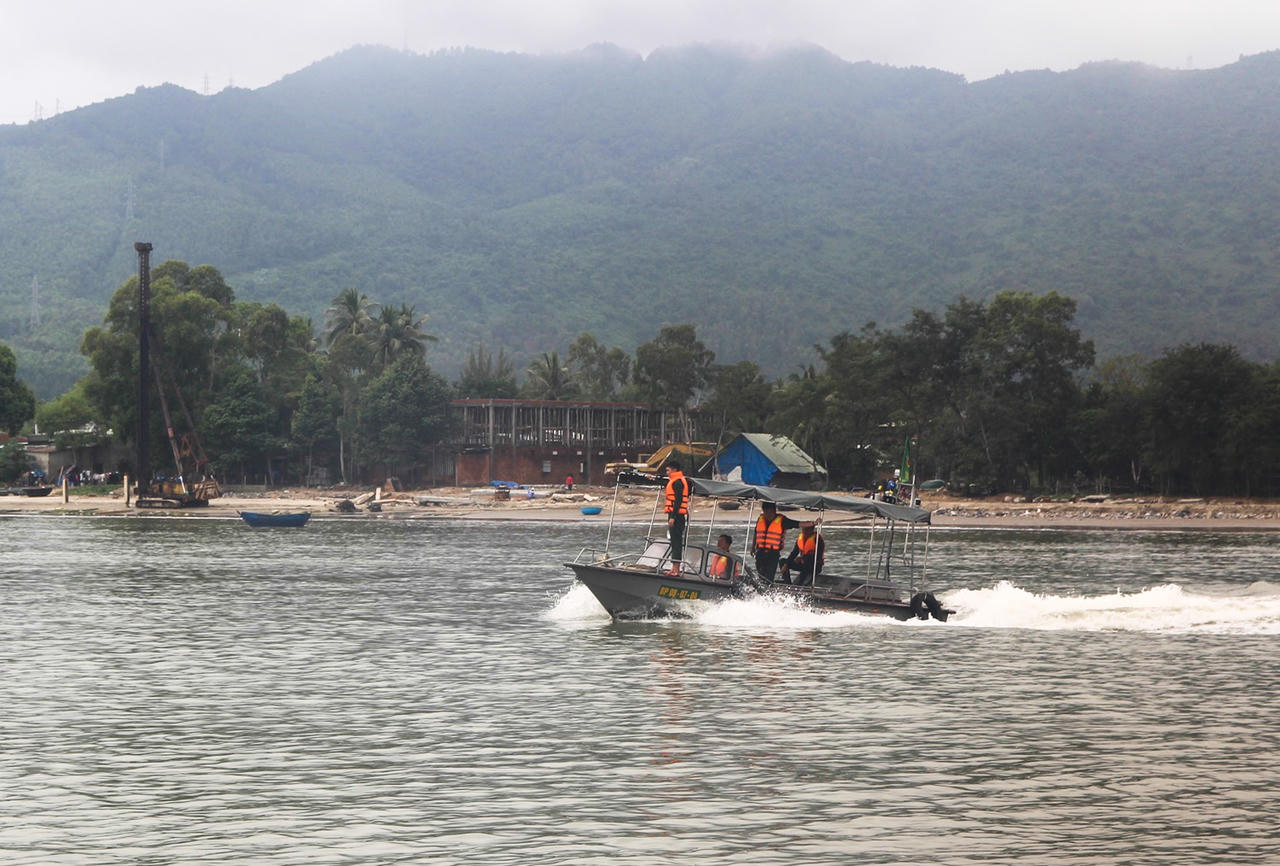 Sóng lùa, tàu chở xăng dầu đâm nứt cầu cảng tại chân đèo Hải Vân