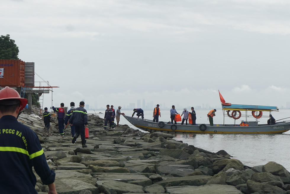 Sóng lùa, tàu chở xăng dầu đâm nứt cầu cảng tại chân đèo Hải Vân