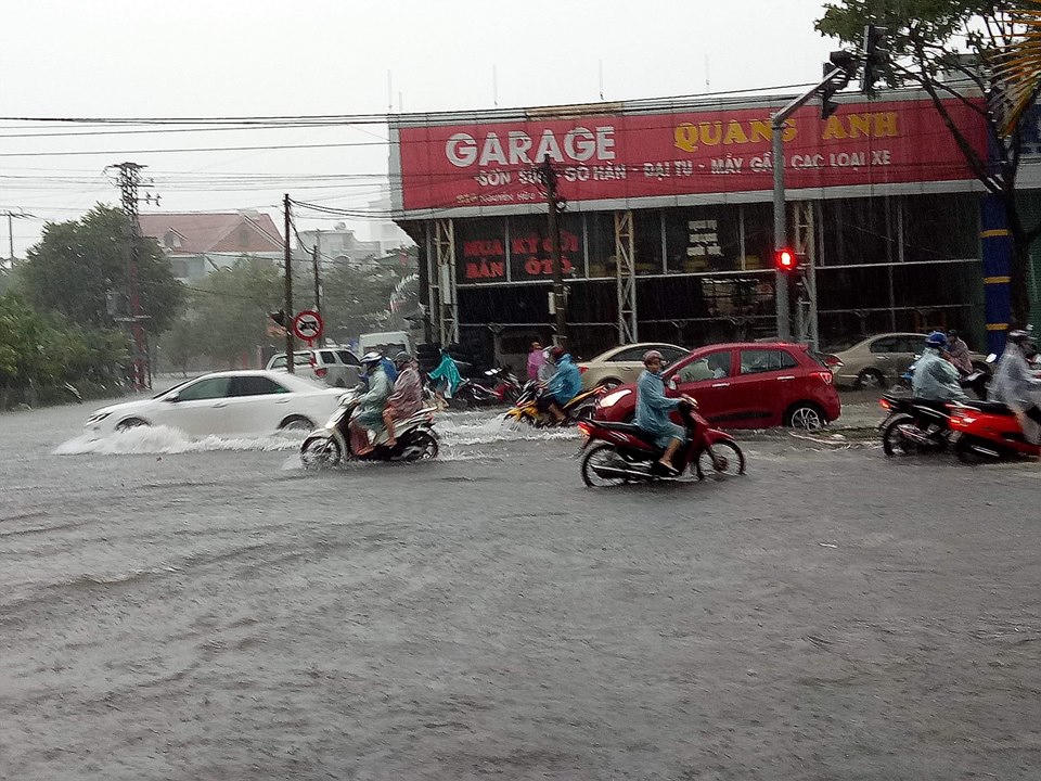 Mưa ngập nhà, đường Đà Nẵng dập dềnh nước như sông