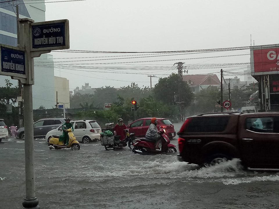Mưa ngập nhà, đường Đà Nẵng dập dềnh nước như sông