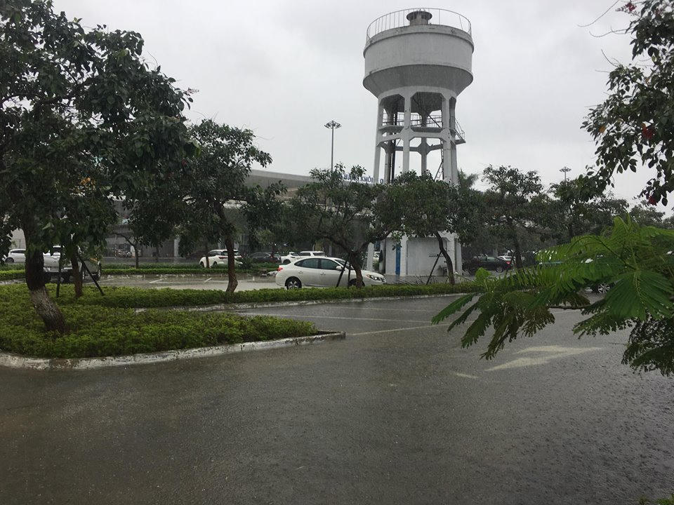 Mưa ngập nhà, đường Đà Nẵng dập dềnh nước như sông