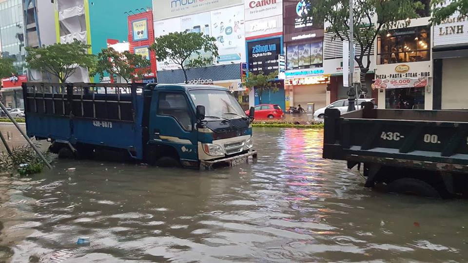 Mưa ngập nhà, đường Đà Nẵng dập dềnh nước như sông