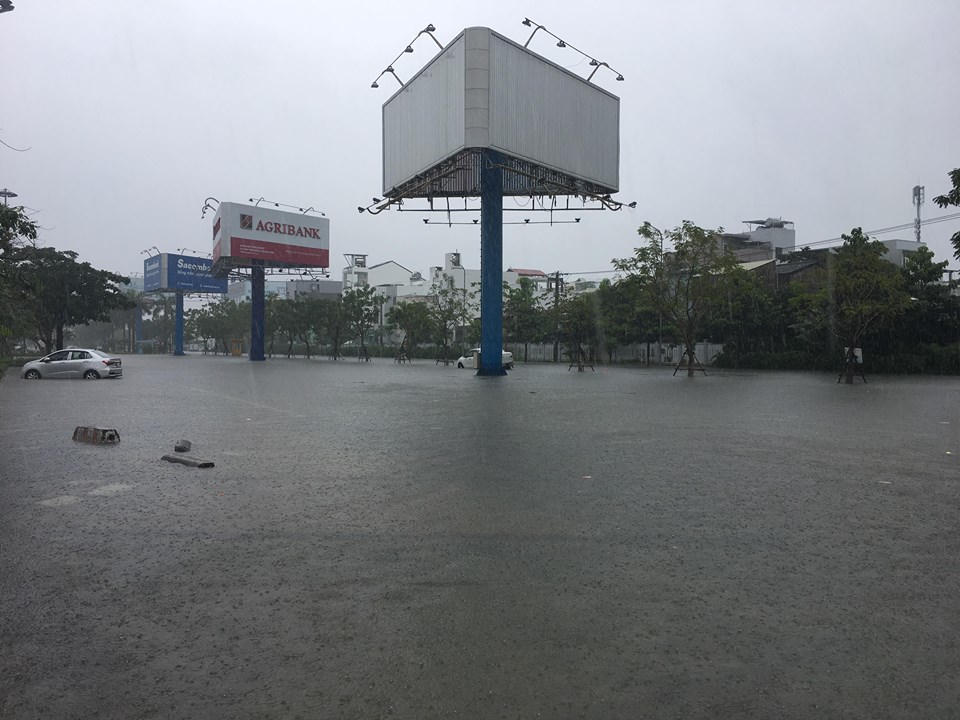 Mưa ngập nhà, đường Đà Nẵng dập dềnh nước như sông