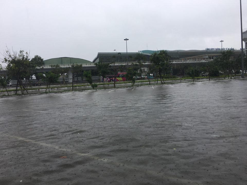 Mưa ngập nhà, đường Đà Nẵng dập dềnh nước như sông
