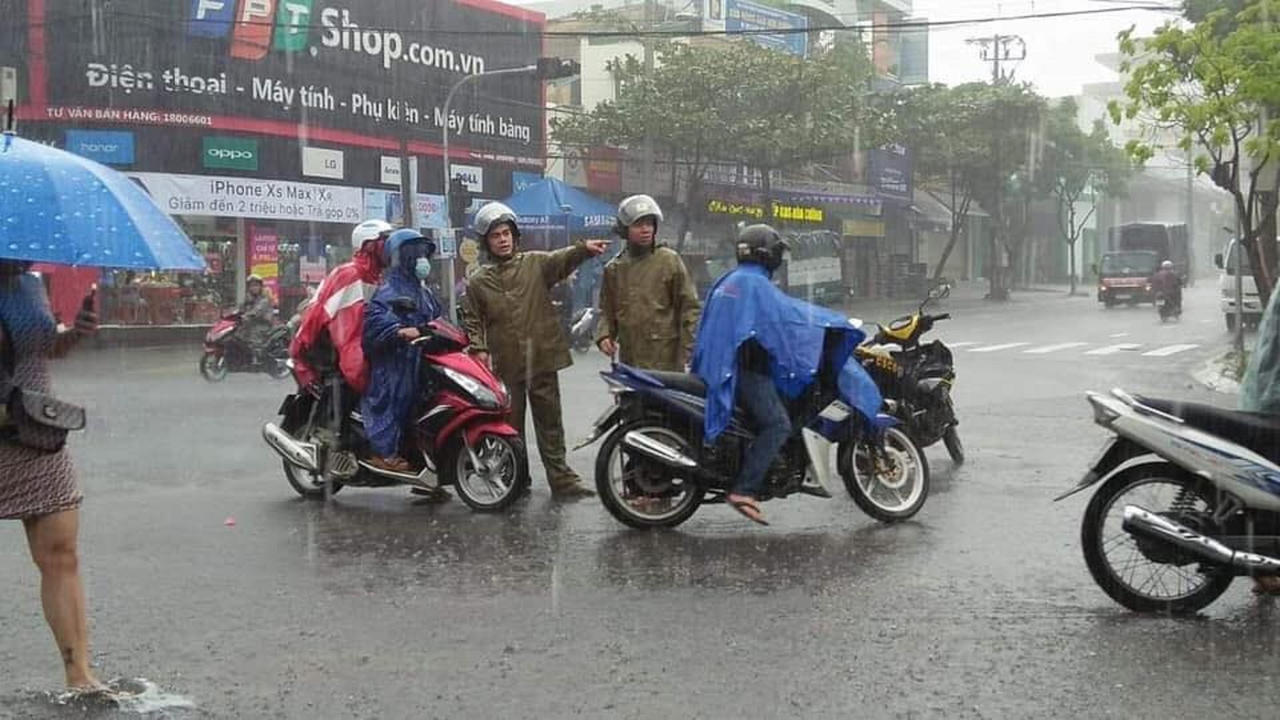 Ngày 10/12, học sinh- sinh viên toàn thành phố Đà Nẵng nghỉ học do mưa lũ