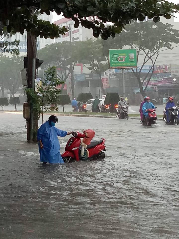 Mưa ngập nhà, đường Đà Nẵng dập dềnh nước như sông