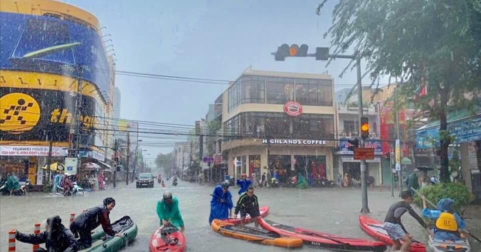 'Cười ra nước mắt' cảnh chèo Sup trên đường phố Đà Nẵng