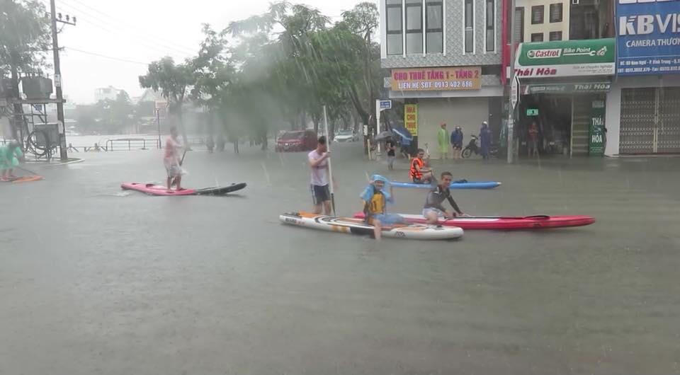 'Cười ra nước mắt' cảnh chèo Sup trên đường phố Đà Nẵng