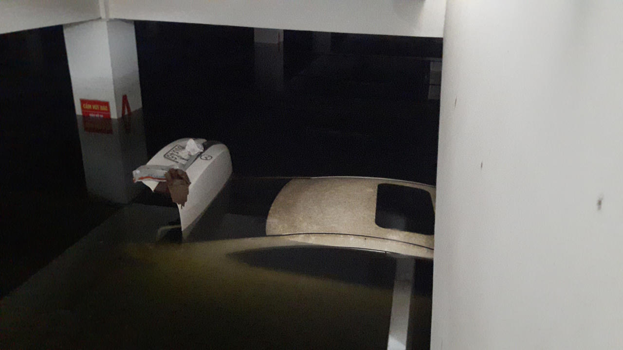 'Giải cứu' ôtô, xe máy ngập trong hầm chung cư Đà Nẵng