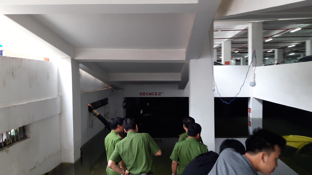 'Giải cứu' ôtô, xe máy ngập trong hầm chung cư Đà Nẵng