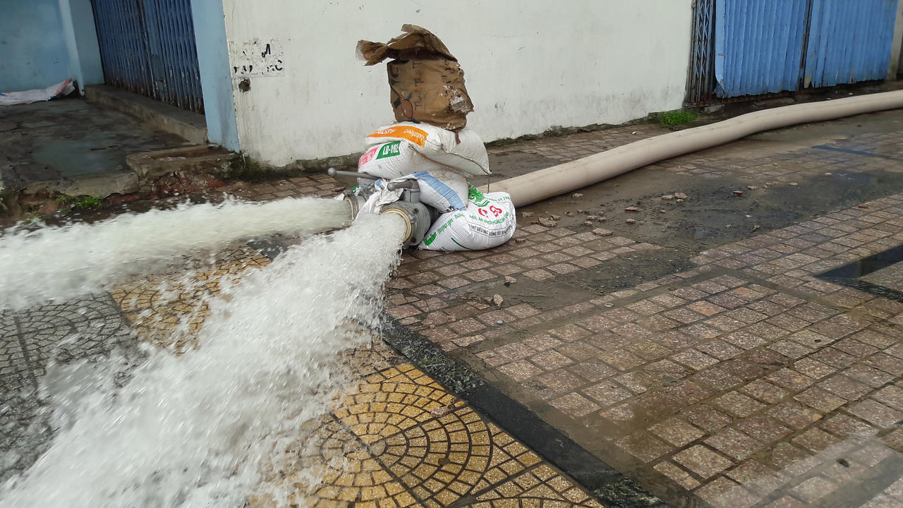 'Giải cứu' ôtô, xe máy ngập trong hầm chung cư Đà Nẵng