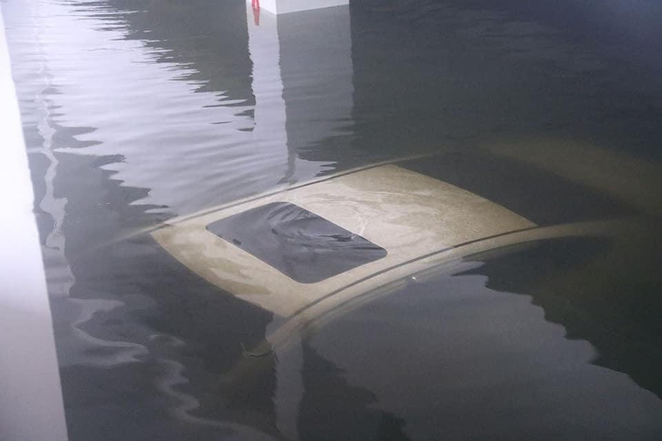 'Giải cứu' ôtô, xe máy ngập trong hầm chung cư Đà Nẵng