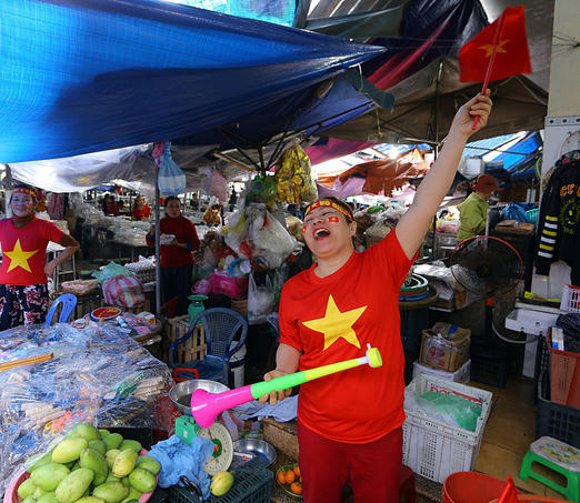 Bất chấp mưa, người miền Trung đổ ra đường 'tiếp lửa' cho ĐT Việt Nam