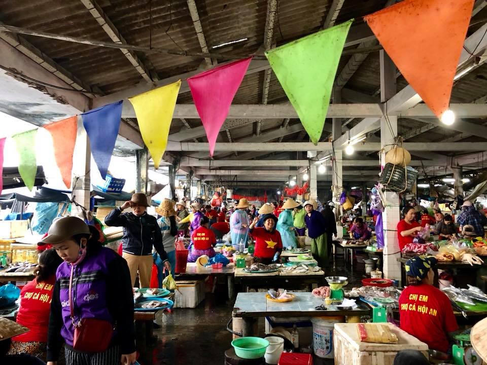 Bất chấp mưa, người miền Trung đổ ra đường 'tiếp lửa' cho ĐT Việt Nam