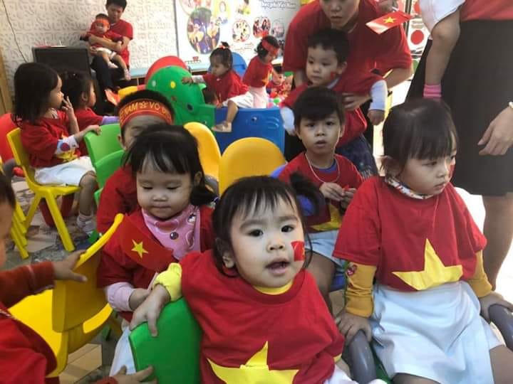 Bất chấp mưa, người miền Trung đổ ra đường 'tiếp lửa' cho ĐT Việt Nam