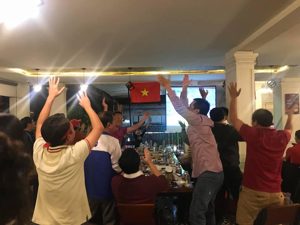 Biển người đội mưa nhảy múa ở Đà Nẵng mừng Cúp Vô địch 