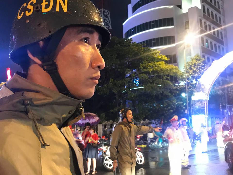 Biển người đội mưa nhảy múa ở Đà Nẵng mừng Cúp Vô địch 