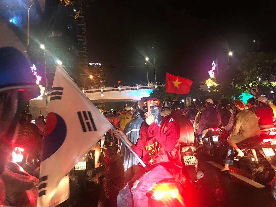 Biển người đội mưa nhảy múa ở Đà Nẵng mừng Cúp Vô địch 