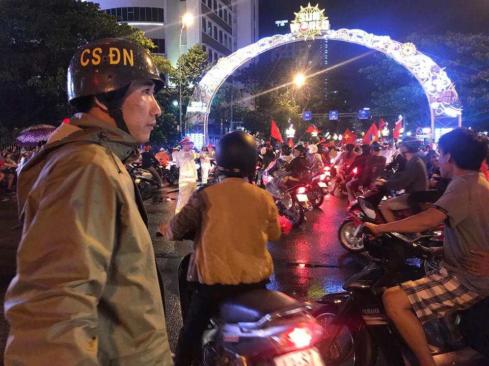 Biển người đội mưa nhảy múa ở Đà Nẵng mừng Cúp Vô địch 