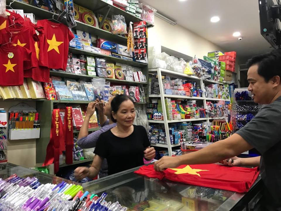 Bất chấp mưa, người miền Trung đổ ra đường 'tiếp lửa' cho ĐT Việt Nam