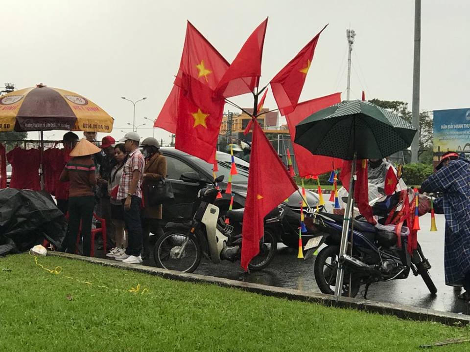 Bất chấp mưa, người miền Trung đổ ra đường 'tiếp lửa' cho ĐT Việt Nam
