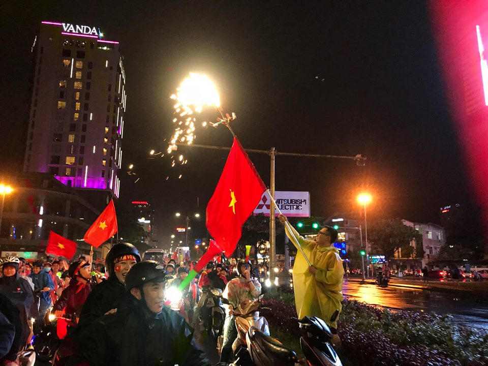 Biển người đội mưa nhảy múa ở Đà Nẵng mừng Cúp Vô địch 