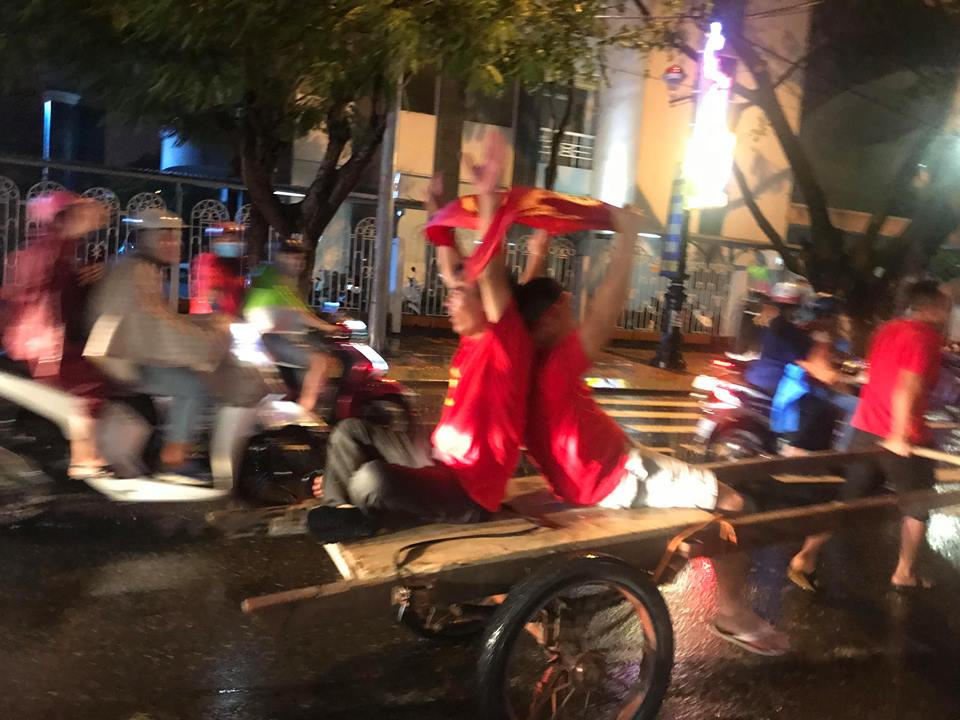 Biển người đội mưa nhảy múa ở Đà Nẵng mừng Cúp Vô địch 