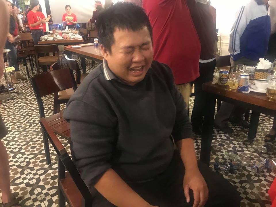 Biển người đội mưa nhảy múa ở Đà Nẵng mừng Cúp Vô địch 