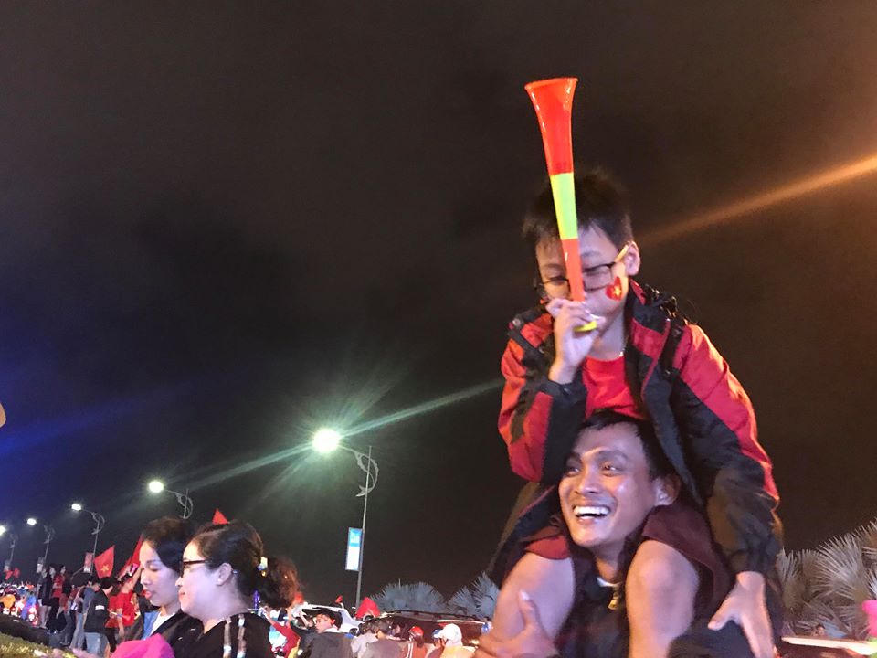 Biển người đội mưa nhảy múa ở Đà Nẵng mừng Cúp Vô địch 