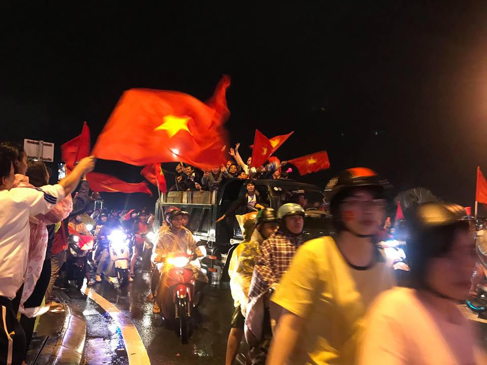 Biển người đội mưa nhảy múa ở Đà Nẵng mừng Cúp Vô địch 