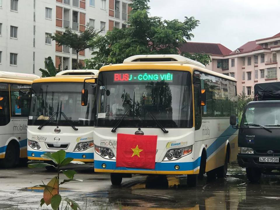 Bất chấp mưa, người miền Trung đổ ra đường 'tiếp lửa' cho ĐT Việt Nam