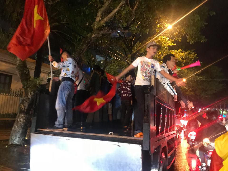 Biển người đội mưa nhảy múa ở Đà Nẵng mừng Cúp Vô địch 