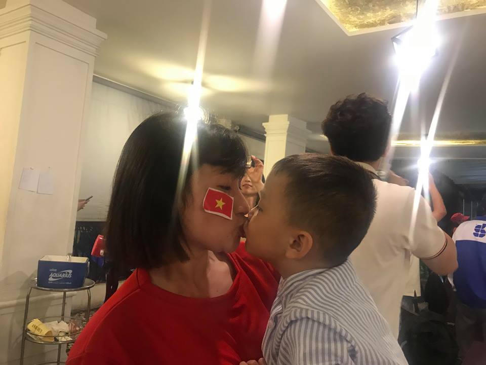 Biển người đội mưa nhảy múa ở Đà Nẵng mừng Cúp Vô địch 