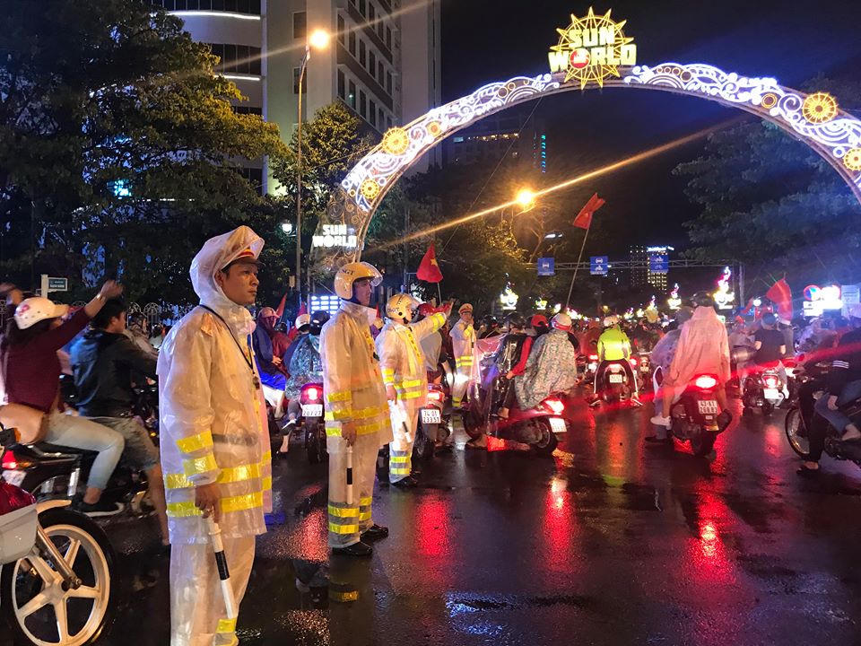 Biển người đội mưa nhảy múa ở Đà Nẵng mừng Cúp Vô địch 