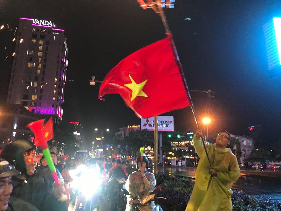 Biển người đội mưa nhảy múa ở Đà Nẵng mừng Cúp Vô địch 