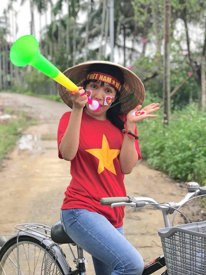 Bất chấp mưa, người miền Trung đổ ra đường 'tiếp lửa' cho ĐT Việt Nam