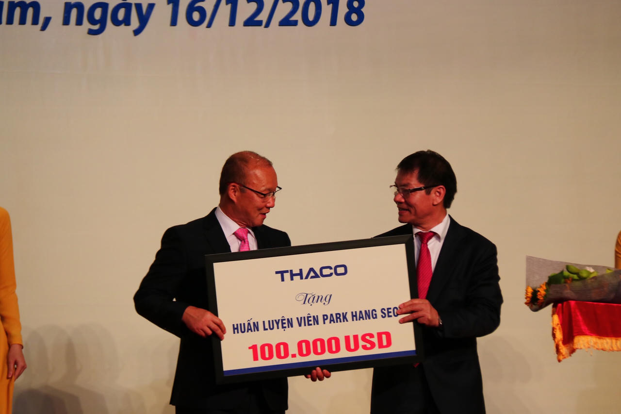 Nhận 100.000 USD, HLV Park Hang Seo tặng lại cho quỹ phát triển tài năng bóng đá Việt Nam và người nghèo