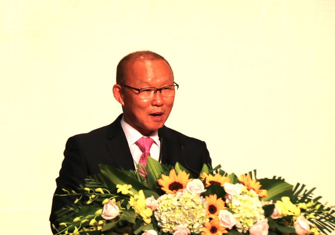 Nhận 100.000 USD, HLV Park Hang Seo tặng lại cho quỹ phát triển tài năng bóng đá Việt Nam và người nghèo