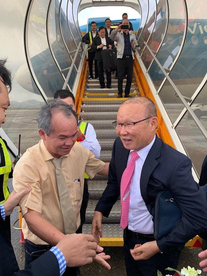 Nhận 100.000 USD, HLV Park Hang Seo tặng lại cho quỹ phát triển tài năng bóng đá Việt Nam và người nghèo