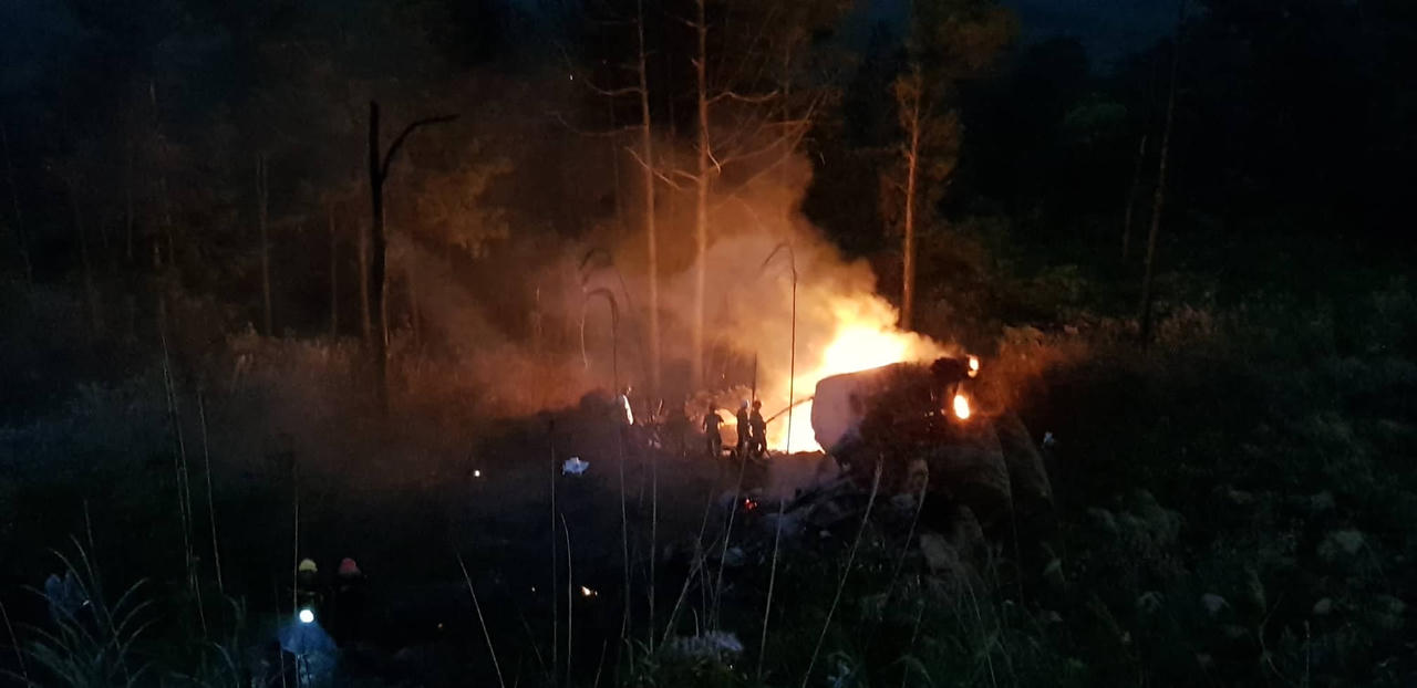 Va chạm giao thông, xe chở dầu lao xuống vực đèo Hải Vân bốc cháy