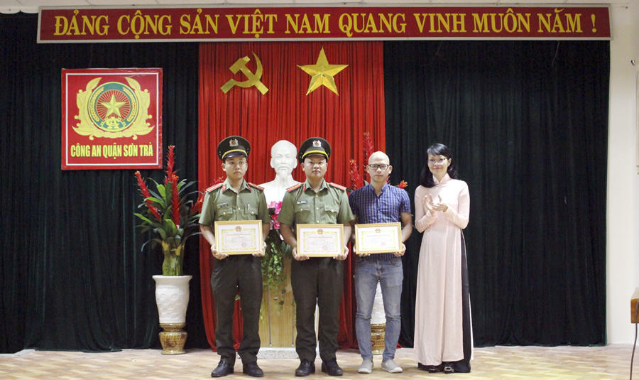 'Thưởng nóng' lực lượng phá vụ đánh bạc do người Trung Quốc cầm đầu 