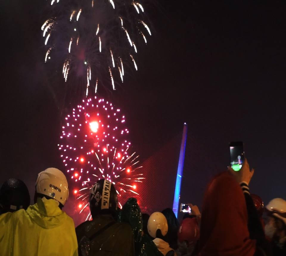 Chiêm ngưỡng pháo hoa mừng kỷ niệm Đà Nẵng trực thuộc trung ương dưới mưa