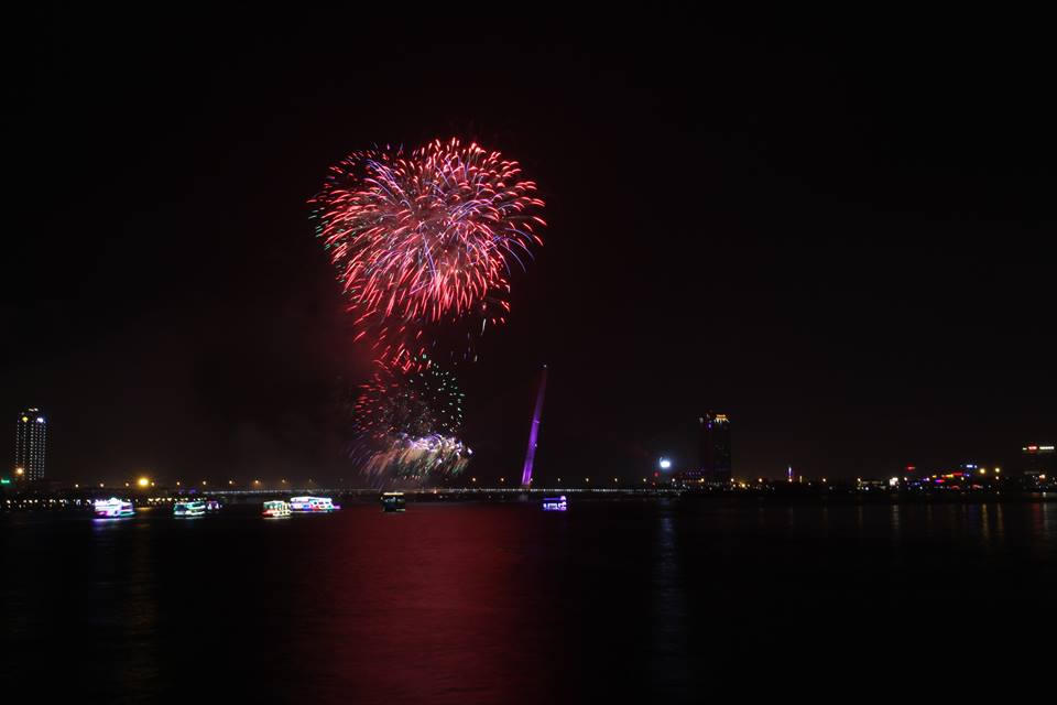 Chiêm ngưỡng pháo hoa mừng kỷ niệm Đà Nẵng trực thuộc trung ương dưới mưa