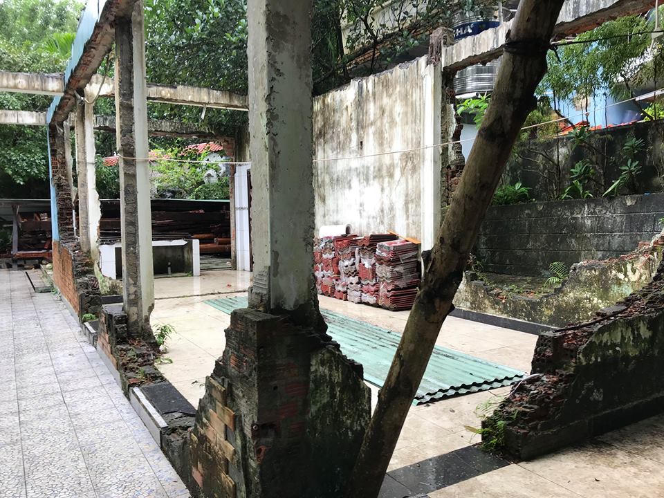 Hình ảnh tháo dỡ phần còn lại biệt phủ xây trái phép dưới chân núi Hải Vân