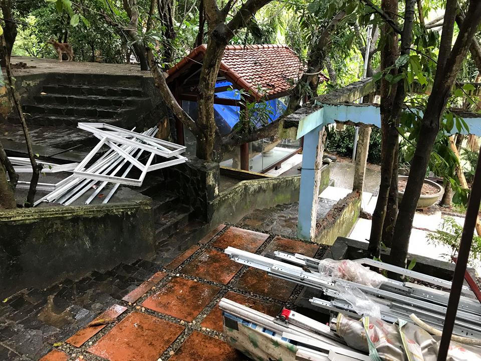 Hình ảnh tháo dỡ phần còn lại biệt phủ xây trái phép dưới chân núi Hải Vân